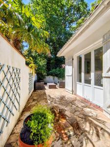 a porch of a house with a plant at Maison centre ville et lac Hossegor in Soorts-Hossegor