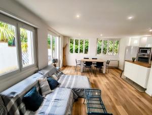 a living room with a couch and a table at Maison centre ville et lac Hossegor in Soorts-Hossegor +3 photos