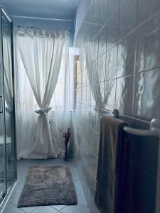 ein Badezimmer mit einem Brautkleid im Fenster in der Unterkunft OmniViso in Crissolo + 40 Fotos