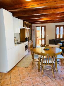 eine Küche und ein Wohnzimmer mit Tisch und Stühlen in der Unterkunft OmniViso in Crissolo
