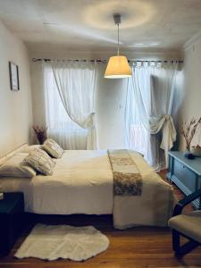 ein Schlafzimmer mit einem großen Bett und einem Fenster in der Unterkunft OmniViso in Crissolo
