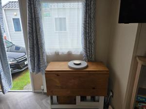 a room with a window and a table with a bowl on it at Beachside caravan retreat - at New Beach, Dymchurch in Dymchurch