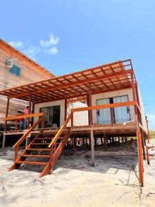 a building that is under construction with a roof at Nossos Chalés de Praia in Bragança