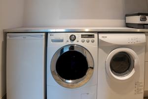 a washing machine and a dryer in a room at U Scogliu Escale De Rêve in Poggio-dʼOletta