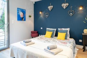 a bedroom with a bed with yellow and blue walls at U Scogliu Escale De Rêve in Poggio-dʼOletta