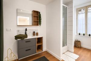 a bathroom with a sink and a mirror at L'Échappée du Canal in Roanne