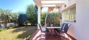 a balcony with a table and chairs on a patio at Tabarca - Chalet con jardín y piscina comunitaria in Peniscola