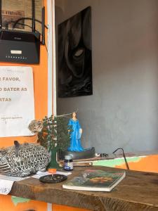 a table with a figurine on top of it at Jahospedaria & Ecoturismo in Lençóis
