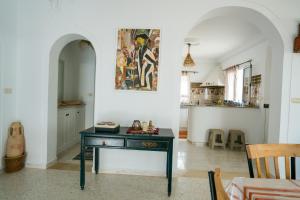 a kitchen with a table in a room at Villa Bianca 2 in Fafou