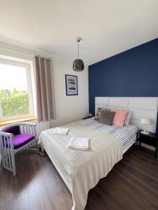 a bedroom with a bed and a window at Apartament Flauta in Mikołajki
