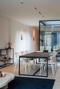 a dining room with a table and chairs at Vakantiewoning number 44 in Ieper