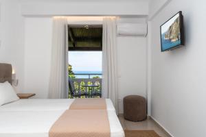 a bedroom with a bed and a view of the ocean at Boomerang Sea View Accommodation in Planos +34 photos
