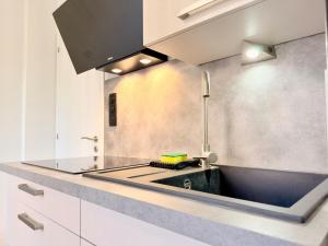 a kitchen with a sink and a counter top at Appartement 2 prsn Proche Gare Viotte in Besançon