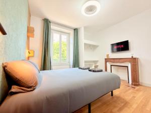 a bedroom with a bed and a fire place at Appartement 2 prsn Proche Gare Viotte in Besançon