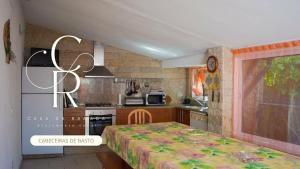 a small kitchen with a table in a room at Casa de Alvite in Alvito