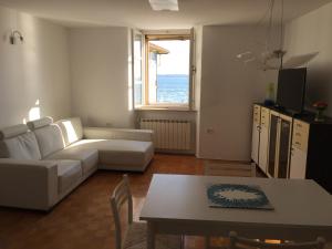- un salon avec un canapé blanc et une table dans l'établissement Allure Apartments, à Piran