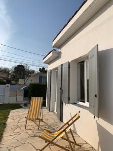 a chair sitting on a patio next to a building at Lascar in Royan