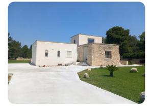 a large white house with a driveway at Casa Vacanze 9 Cavalieri in Maglie