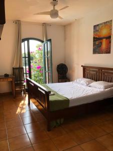 a bedroom with a bed in a room with a window at Jardim da Marambaia in Barra de Guaratiba +43 photos