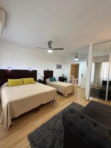 ein Schlafzimmer mit zwei Betten und ein Wohnzimmer in der Unterkunft Palermo Bridge in Buenos Aires + 58 Fotos