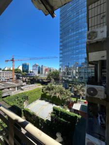Blick auf eine Stadt vom Balkon eines Gebäudes in der Unterkunft Palermo Bridge in Buenos Aires