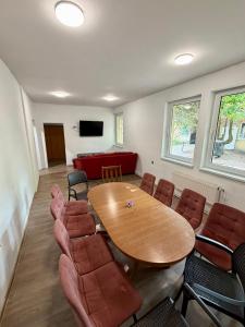 a conference room with a wooden table and chairs at Pokoje przy Żaglach in Rybnik