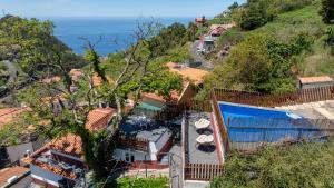 an aerial view of a house with the ocean in the background at Casa do Castanheiro in Campanário