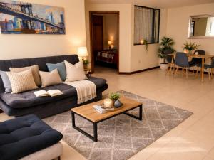 a living room with a couch and a table at Apartamento 2 hab en el Centro de la Ciudad wifi in Duitama
