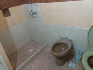 a bathroom with a toilet and a shower and a toilet at Piria Apartamento Bahiamar in Piriápolis