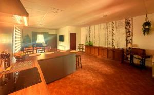 ein großer Raum mit Küche und Wohnzimmer in der Unterkunft Lar Do Lago - Rooms in Negreira