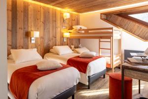 ein Schlafzimmer mit zwei Betten und einem Etagenbett in der Unterkunft Les Cornettes in La Chapelle-dʼAbondance + 91 Fotos