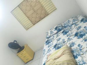 a small bedroom with a bed and a window at Hostel Pachamama in Presidente Prudente