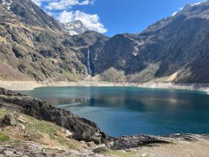 a lake in the middle of a mountain range at Appartement familial vue montagne, Thermes, Ski et Randonnées à Luchon in Luchon