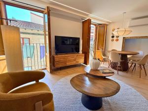 a living room with a television and a table at YourHouse O Canelar in Allariz