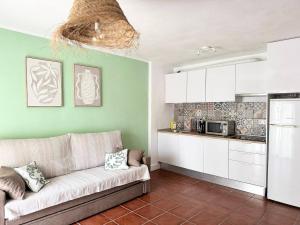 a living room with a couch and a kitchen at Casa La Sofy in Costa de Antigua