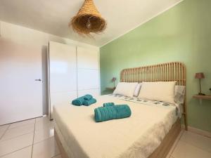 a bedroom with a bed with two towels on it at Casa La Sofy in Costa de Antigua