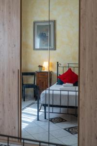 a mirror in a bedroom with a bed and a desk at Green Square Apartment 14 Min from Santa Croce with Hydromassage Tub in Florence