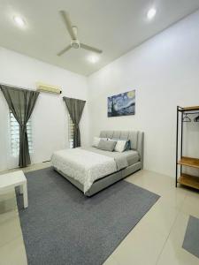 a bedroom with a bed and a ceiling fan at D Azlin Homestay in Kuala Kangsar
