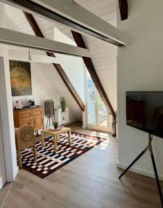 a living room with a tv and a table at Im Dörnchen in Mettmann