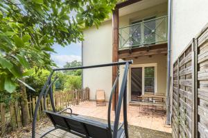 a swing on the porch of a house at Villa Léonidas - Conciergerieland in Léon +14 photos