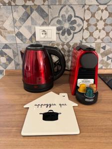 a tea kettle and a toaster on a table at Casa Ferro in Finale Ligure