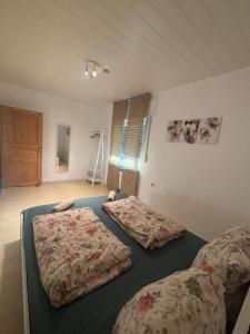 two beds in a room with two bedsvisor at Ferienwohnung Habichtweg in Elsdorf +7 photos
