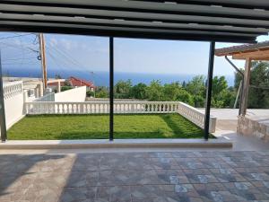 a view from the back of a house looking out at a yard at Joanna hause in Gjilek