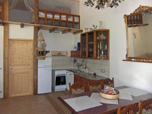 een keuken met een tafel en een witte koelkast bij Terreno Ro-Bi-Li Ferienwohnung in Cutrofiano