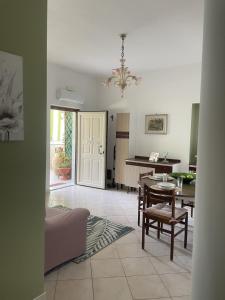 a living room with a table and a dining room at Casa Kate in Scanzano