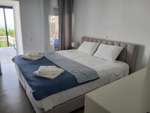 a bedroom with a bed with two towels on it at Joanna hause in Gjilek