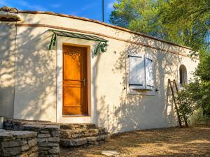 a small white house with a door and a window at Lou Mazet - Entre Vignes et Garrigue in Valflaunès
