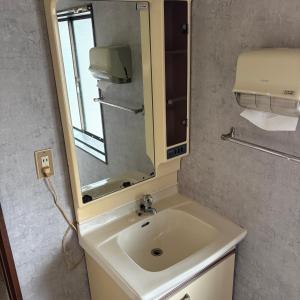 a bathroom with a sink and a mirror at ゲストハウスヤドカリ in Nanao