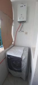 a room with a toilet in the corner of a wall at fenêtre de la mère in Al Hoceïma