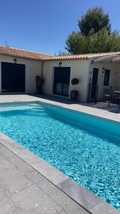 a swimming pool in front of a house at Gîte chez l'habitant indépendant "La villa des ocres" in Gargas